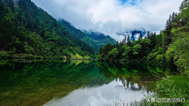 今年9月或10月，想去四川旅游，有什么好的景点，请推荐一下？