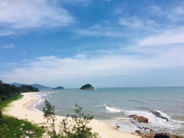 暑假到，想带孩子去看海、赶海，大家可否推荐一些人少、海水清澈、海鲜便宜的地方！谢谢？