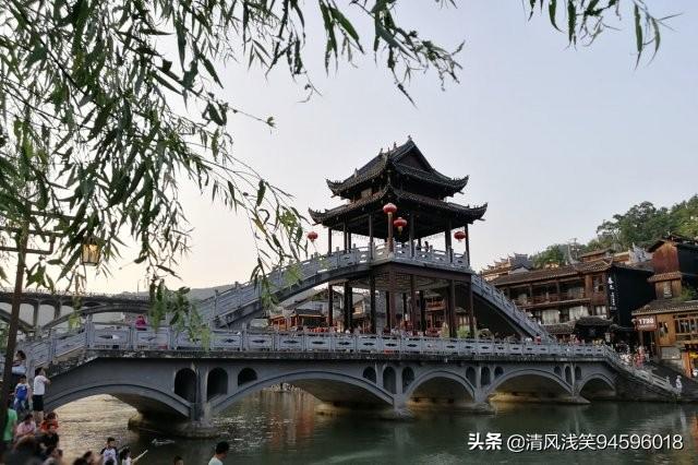 大家知道秋天去湖南旅游哪比较合适吗？最好景点多的？