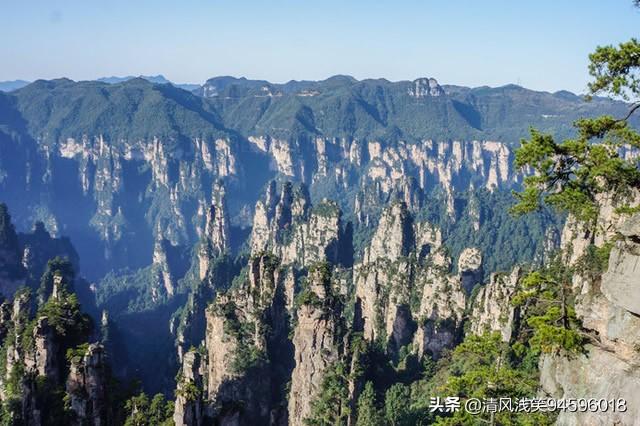 大家知道秋天去湖南旅游哪比较合适吗？最好景点多的？