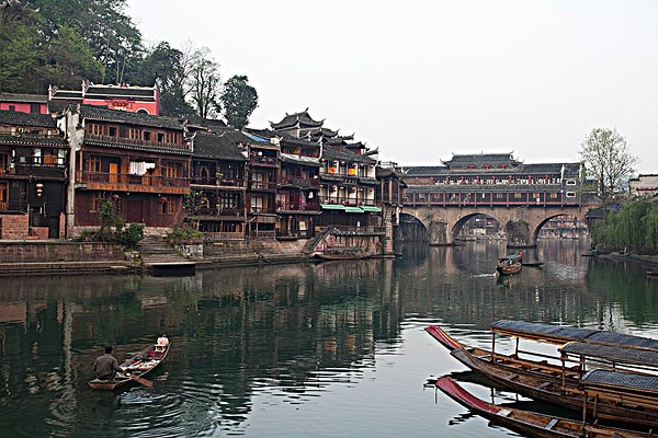 湖南的国庆旅游人数排名第3，为何旅游收入仅排名第9？