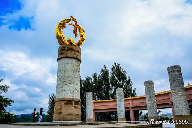 有没有适合暑假带孩子一起去的亲子旅行，最好是在林区或山区？