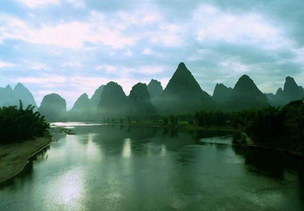湖南周边省份有什么旅游景点适合暑假去玩吗？不要太远，就在湖南周边就好了。