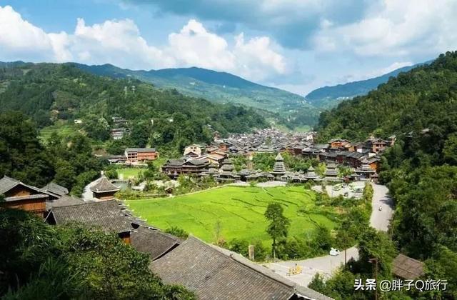 近期计划去旅游，这个季节去哪里最好玩，求一篇好玩省钱的旅游攻略？
