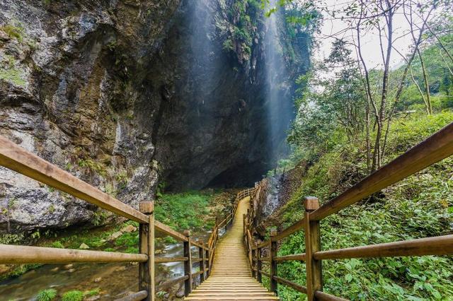这个季节适合去哪里旅游？