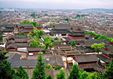 春节想带父母、岳父岳母、老婆孩子一起出去旅游，求推荐合适的地点？