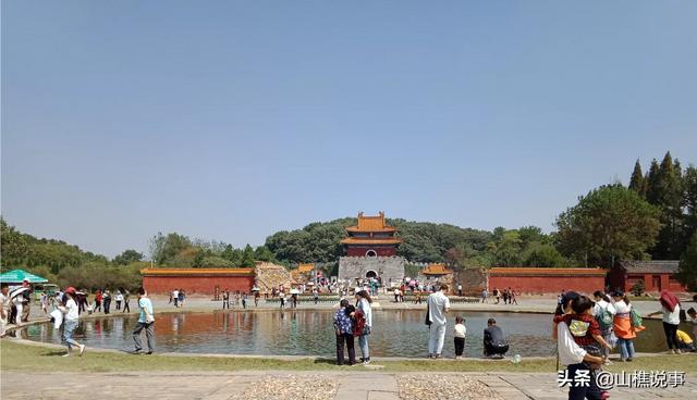 十一想找一个人少的地方玩一玩，武汉出发，预计6天的来回行程，有什么推荐的吗？
