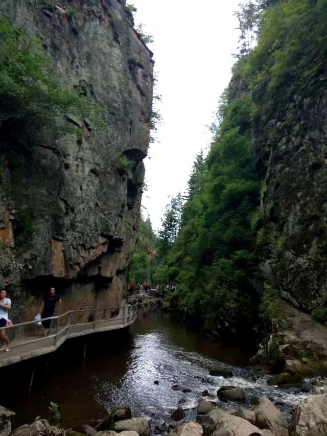 有什么适合夏天游玩的旅游路线可以推荐吗？