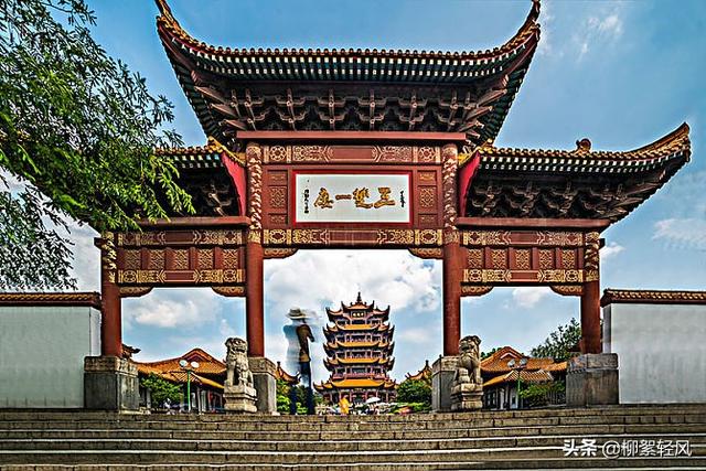 国庆准备和女朋友去武汉旅游，吃住行方面有哪些好的建议？特别是吃？
