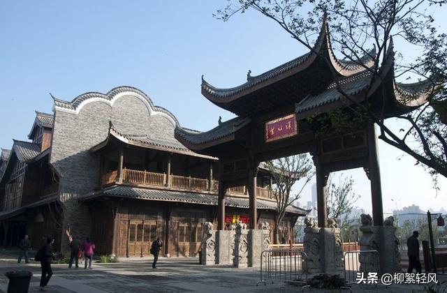国庆准备和女朋友去武汉旅游，吃住行方面有哪些好的建议？特别是吃？
