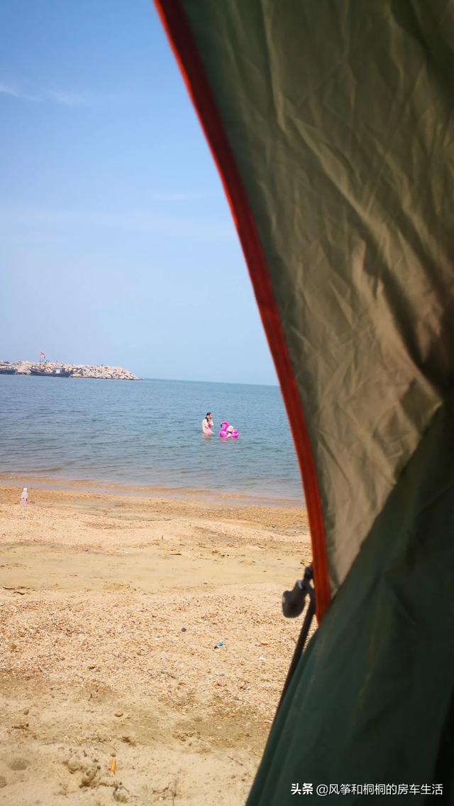 国内有没有既不干燥又不热并且适合夏天旅游的地方？