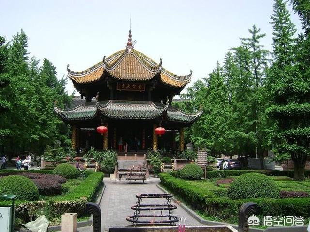 国庆假期，准备在成都和周边游玩，有什么美食和景点可以推荐？