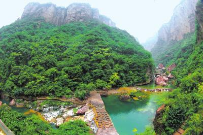 新乡宝泉和八里沟景区那个好玩？