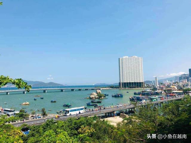 每年的夏季（6～8月），哪些国家海滩的风景最靓丽？最吸引游客？
