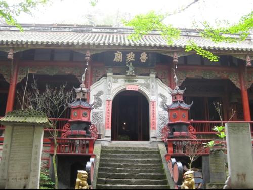 国庆去成都，有什么好的旅游路线么？不要离市区太远的。