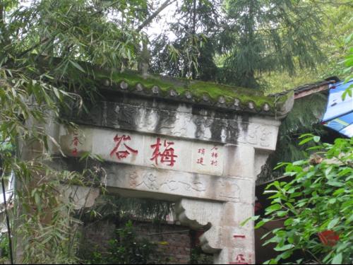 国庆去成都，有什么好的旅游路线么？不要离市区太远的。