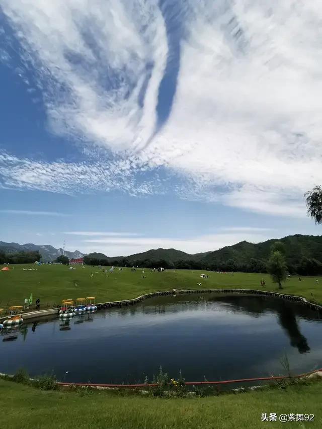 本人想带老爹老妈十一自驾游北京周边，有哪些景点适合腿脚不便的老人？