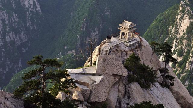 在中国旅游不得不去的十大名山，你心中那座山入选了吗？